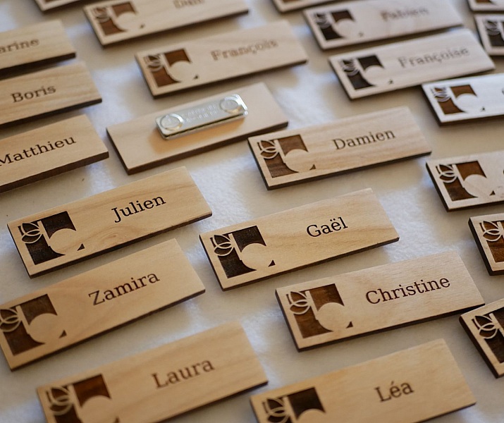 Tremerke med firmalogo og navn