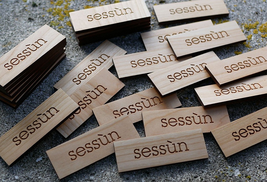 Tremerke med firmalogo og navn