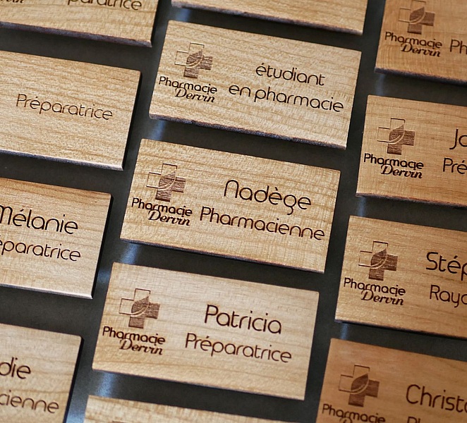 Tremerke med firmalogo og navn