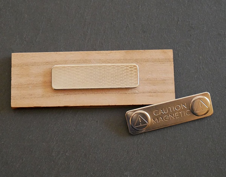 Tremerke med firmalogo og navn