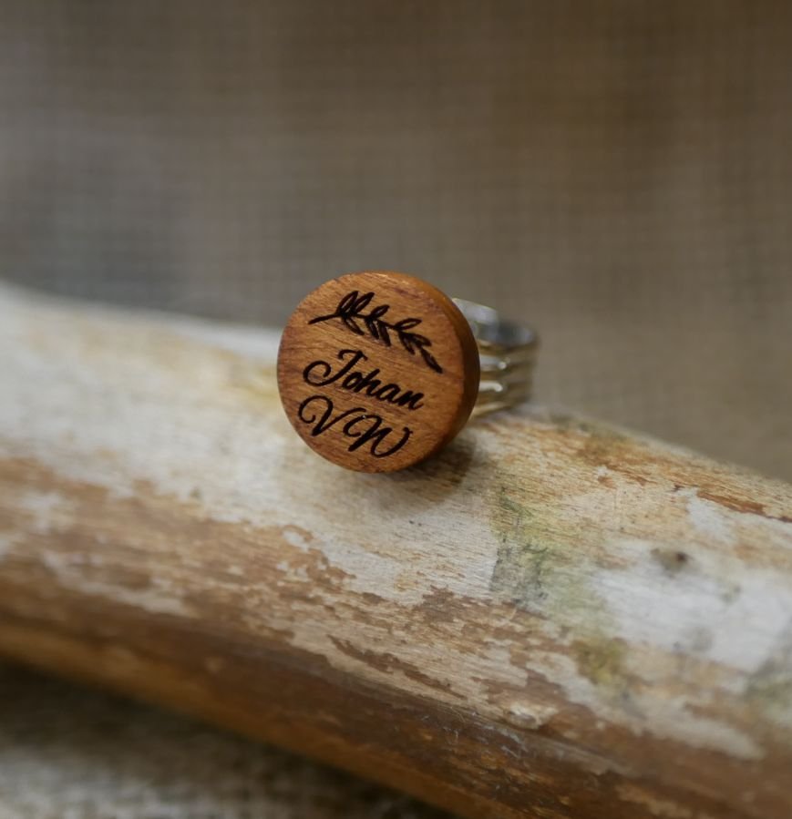 Cabochon-ring i tre personliggjort med gravering