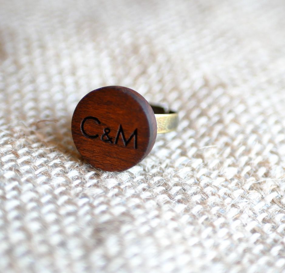 Cabochon-ring i tre personliggjort med gravering