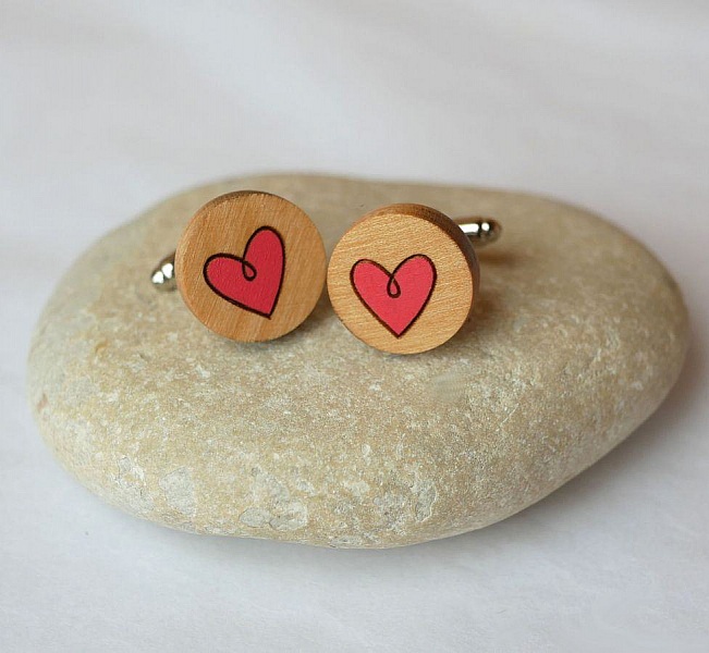 Mansjettknapper i tre med malte hjerter