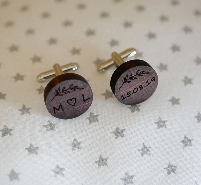 Mansjettknapper i tre M&oslash;rk valn&oslash;tt rund 18 mm for gravering