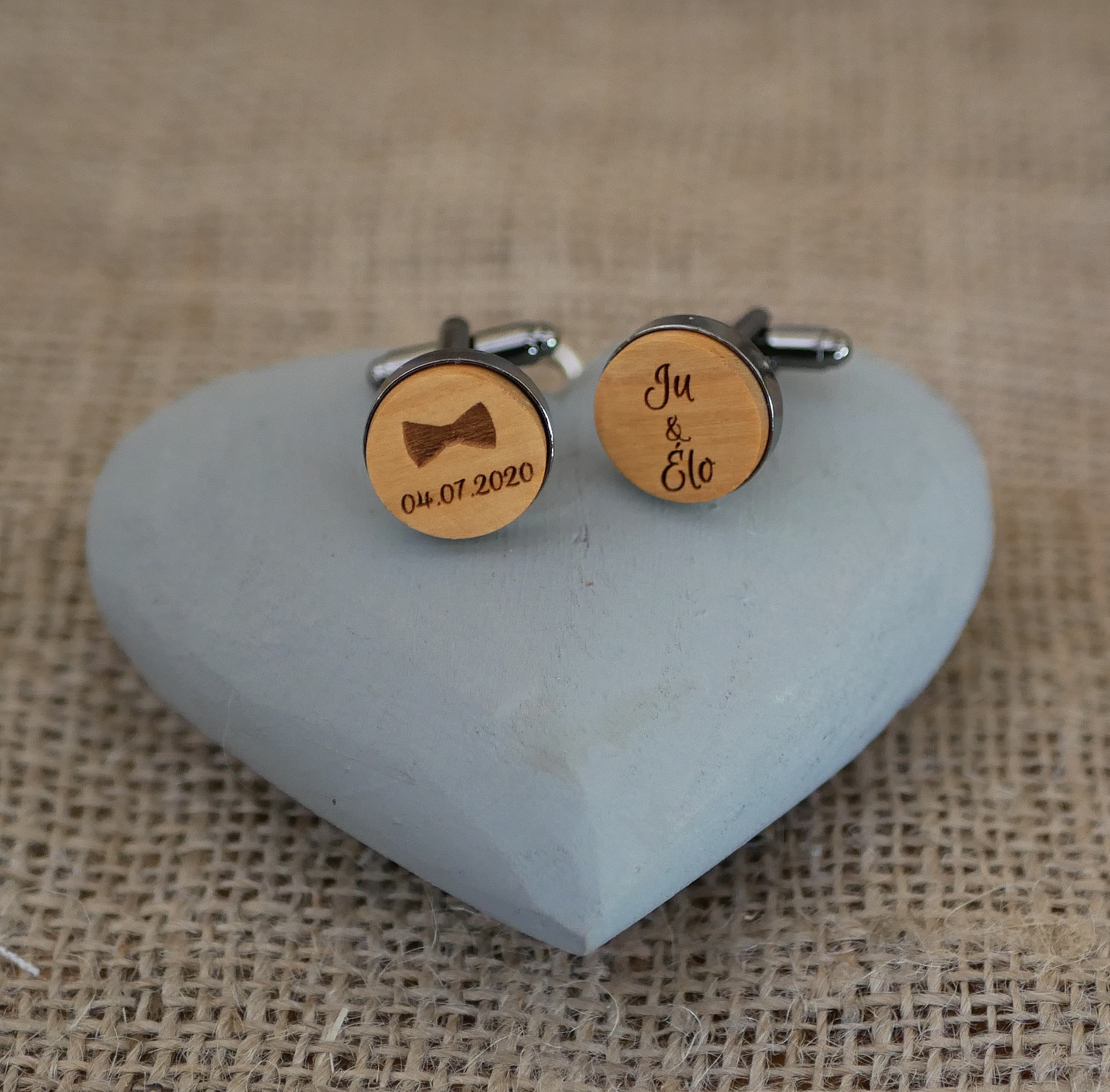 Mansjettknapper av tre i m&oslash;rkt st&aring;l 16 mm som kan tilpasses