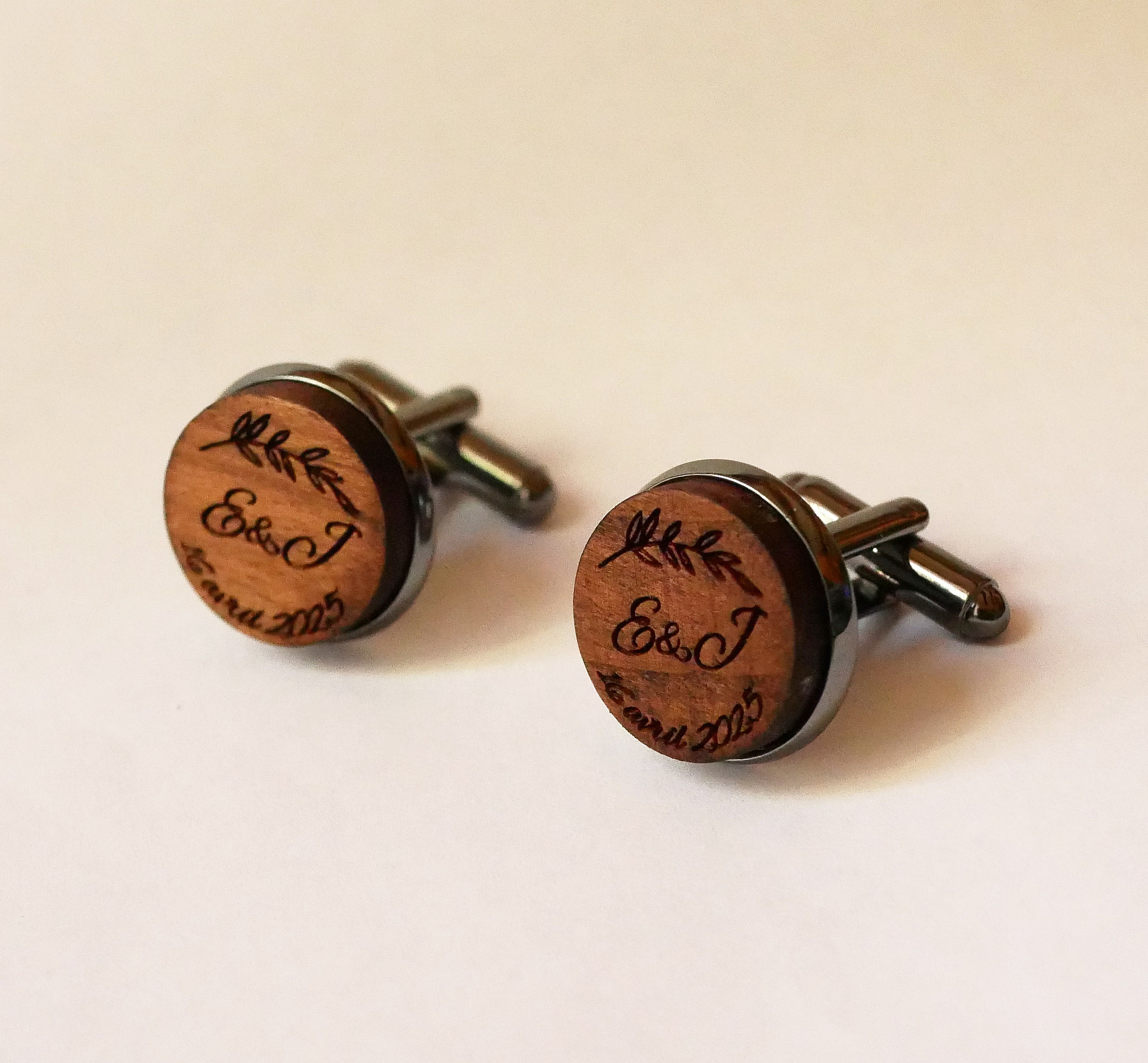 Mansjettknapper av tre i m&oslash;rkt st&aring;l 16 mm som kan tilpasses