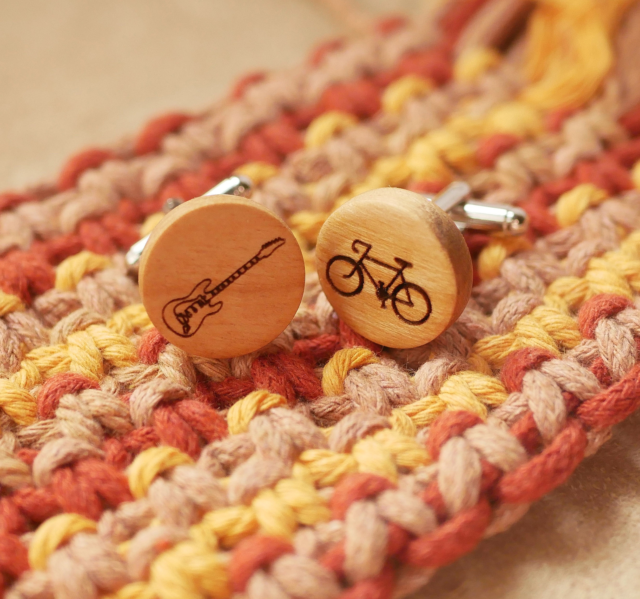 Mansjettknapper i kirseb&aelig;rtre med dine motiver gravert