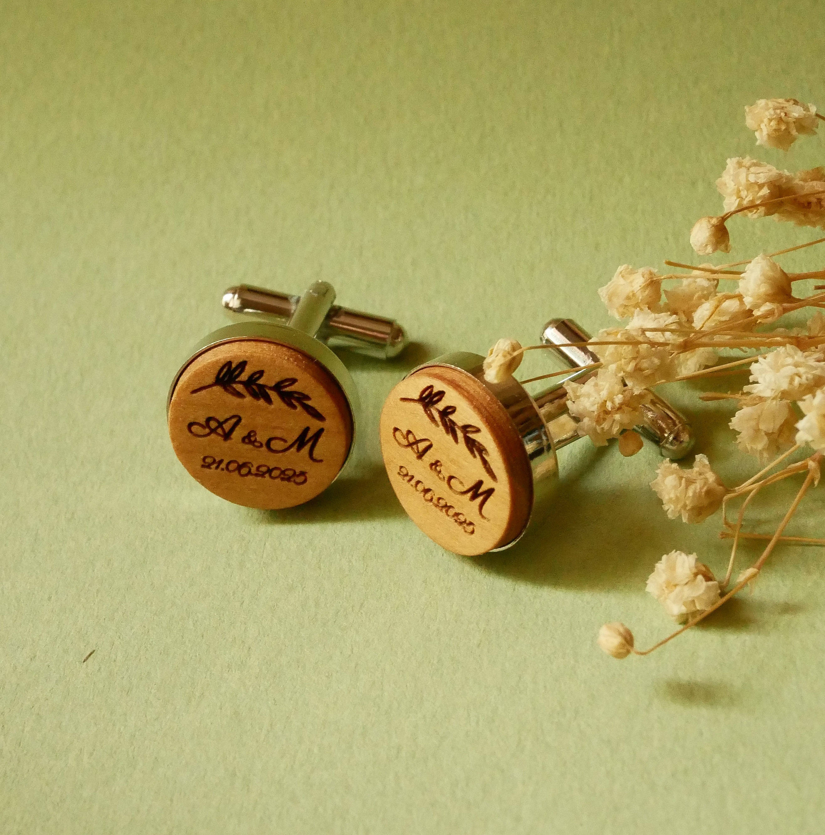 Mansjettknapper sett i platinas&oslash;lv 16 mm i gravert treverk 