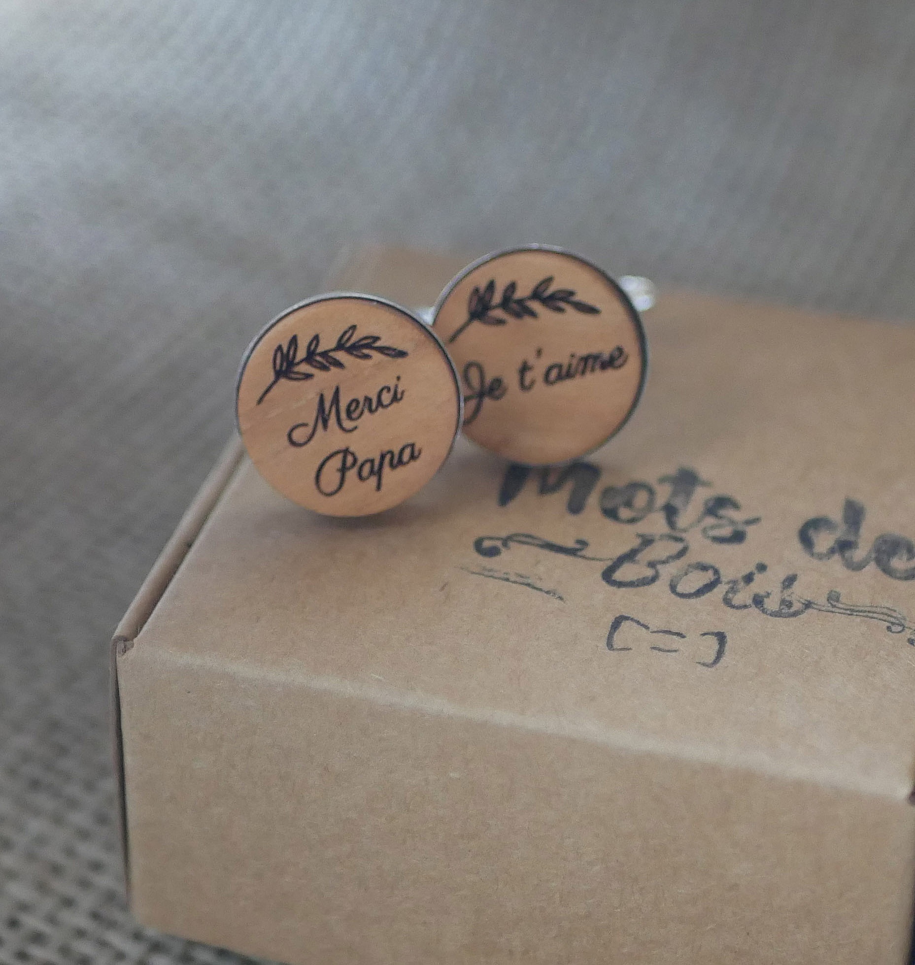 Mansjettknapper sett i platinas&oslash;lv 16 mm i gravert treverk 