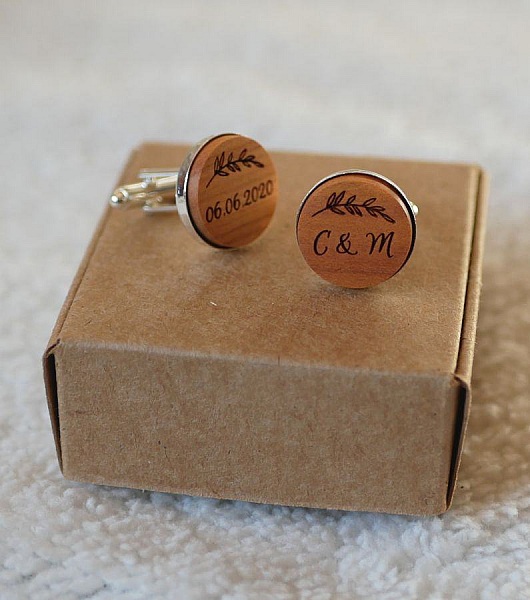 Mansjettknapper sett i s&oslash;lv med gravert tre 4 st&oslash;rrelser &aring; velge mellom