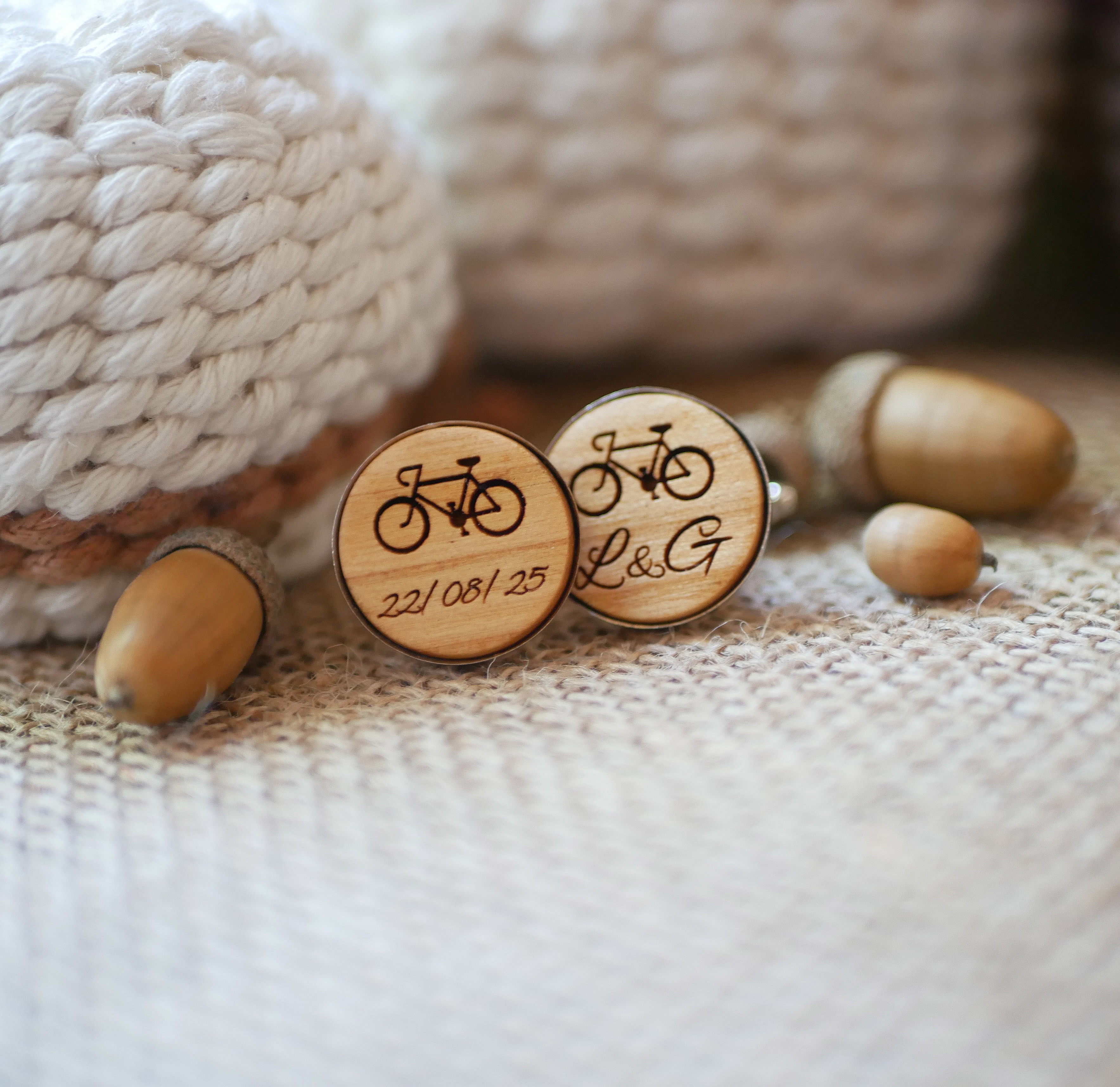 Mansjettknapper sett i platinas&oslash;lv 16 mm i gravert treverk 