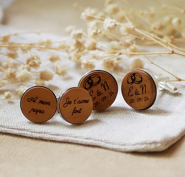 Mansjettknapper sett i platinas&oslash;lv 16 mm i gravert treverk 