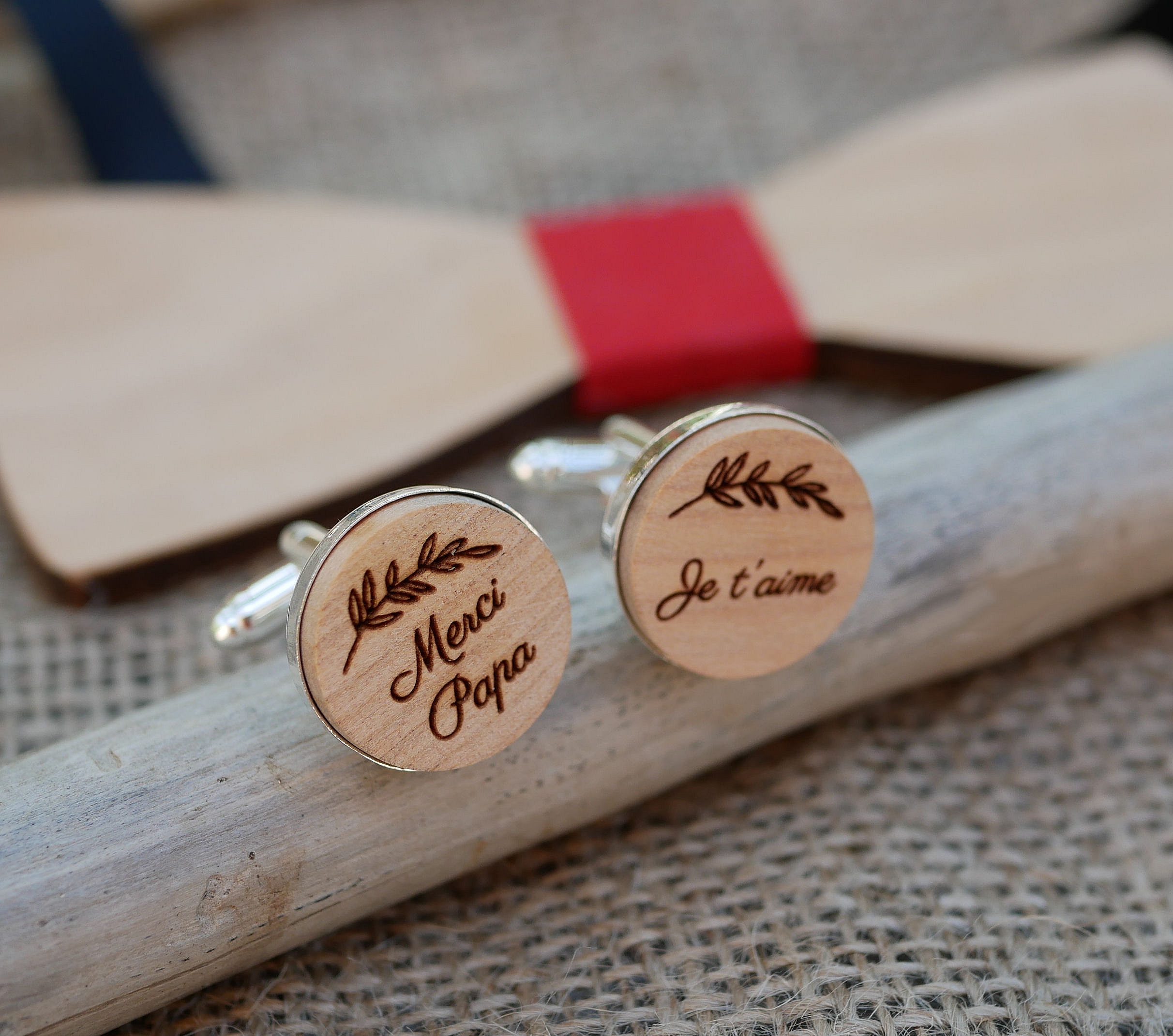 Mansjettknapper sett i s&oslash;lv med gravert tre 4 st&oslash;rrelser &aring; velge mellom