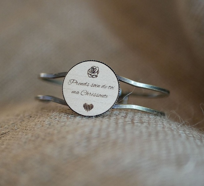 Armb&aring;nd i messing og tre med tilpassbar cabochon 