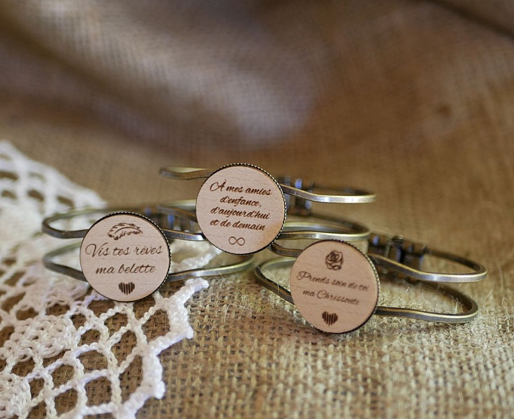 Armb&aring;nd i messing og tre med tilpassbar cabochon 