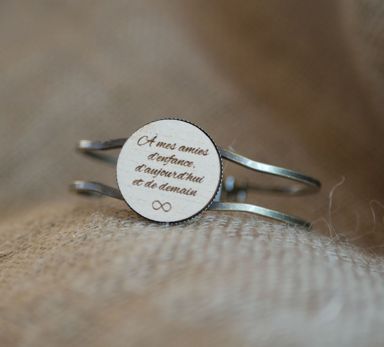 Armbånd i messing og tre med tilpassbar cabochon 