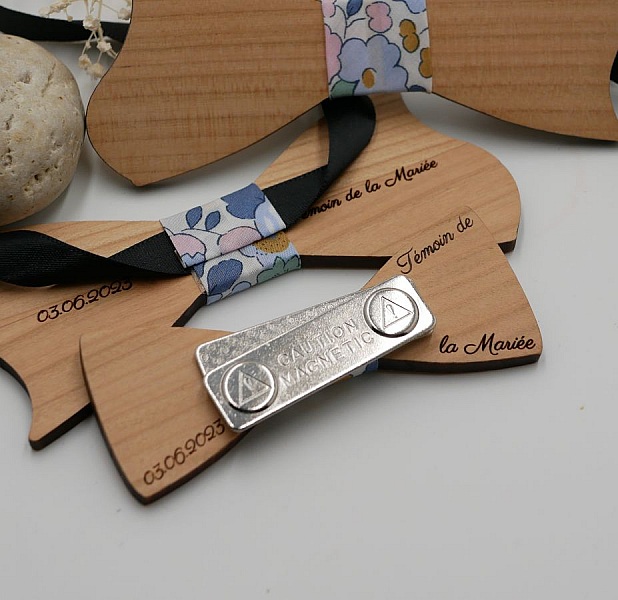 Mini sl&oslash;yfe brosje i tre for &aring; personalisere