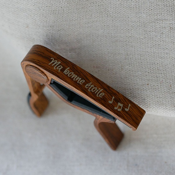 Gitarcapo i aluminium med egen gravering