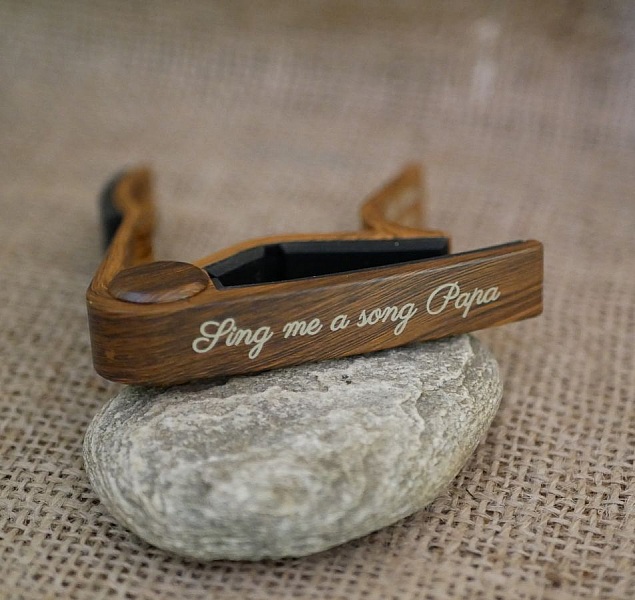 Gitarcapo i aluminium med egen gravering