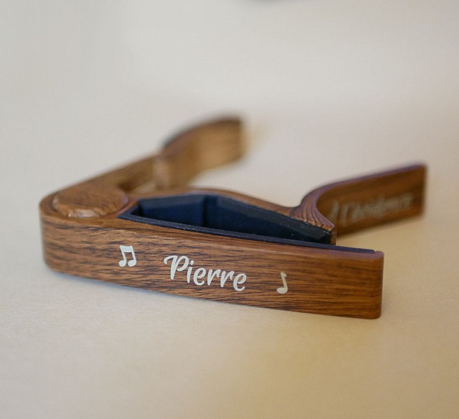 Gitarcapo i aluminium med egen gravering