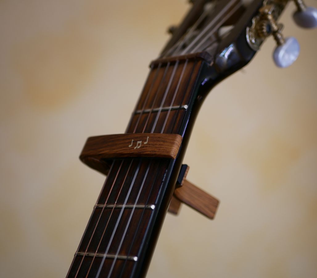 Gitarkapo i aluminium med gullgravering som kan personaliseres