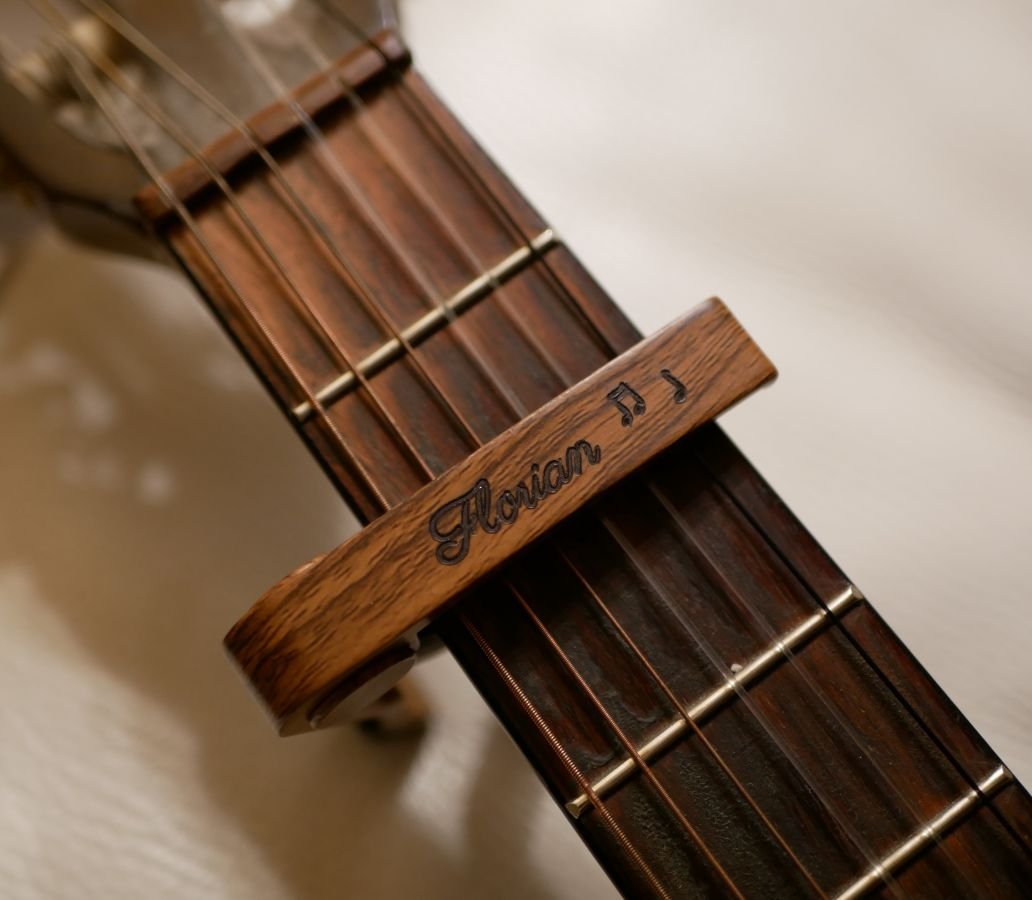 Personlig gitarlokk i aluminium med gravering