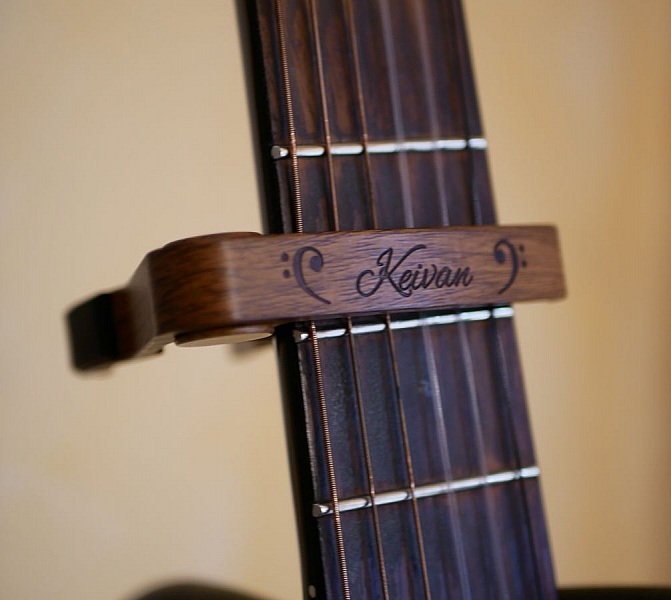 Personlig gitarlokk i aluminium med gravering