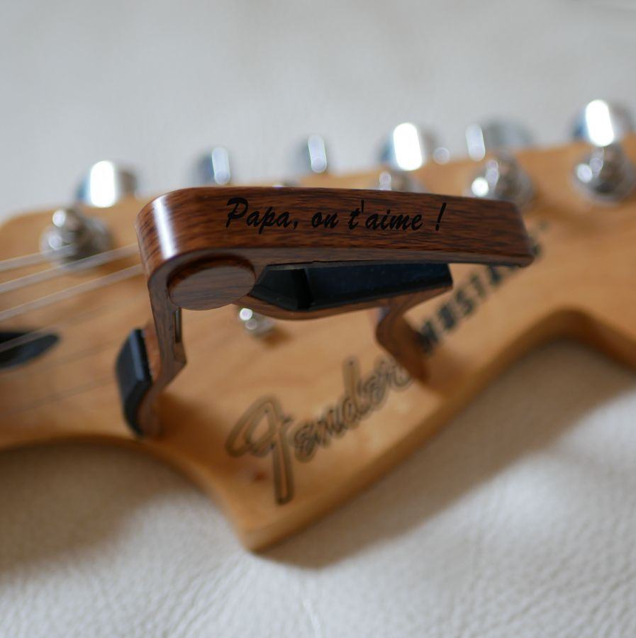 Personlig gitarlokk i aluminium med gravering