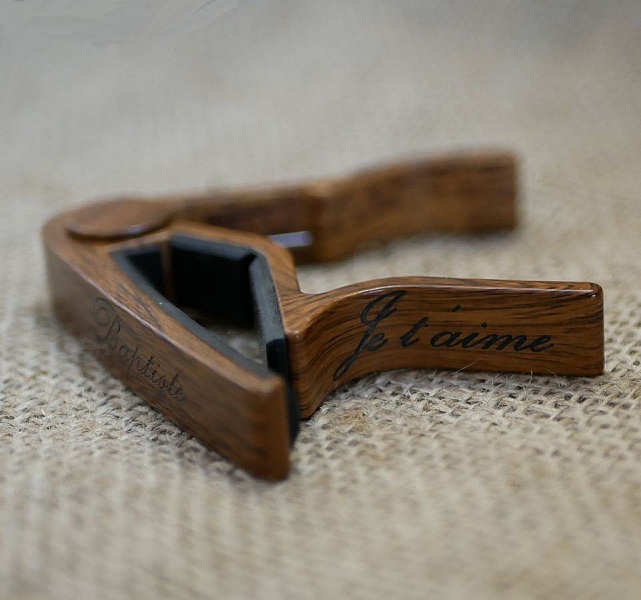 Personlig gitarlokk i aluminium med gravering