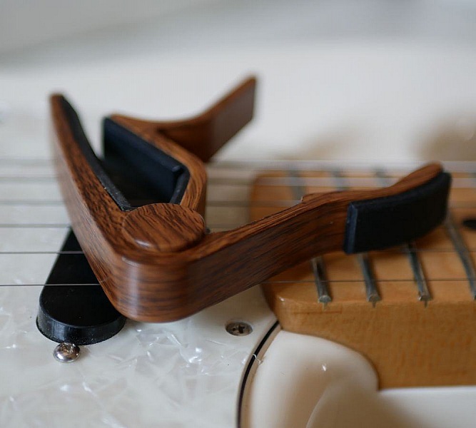 Gitarcapo i aluminium med egen gravering