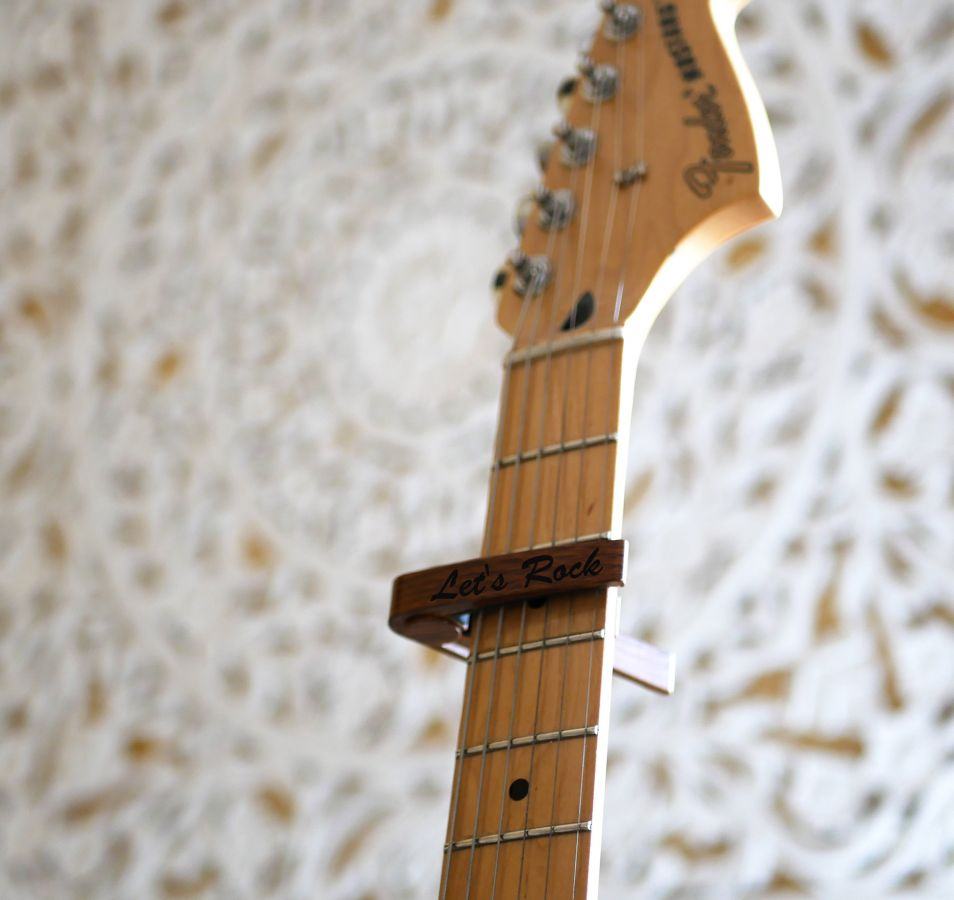 Personlig gitarlokk i aluminium med gravering
