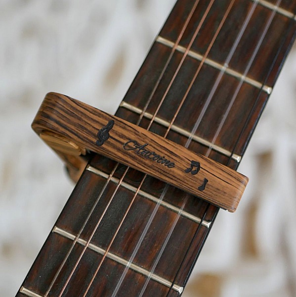 Capodastre personnalis&eacute; en aluminium couleur bois ray&eacute; grav&eacute; accessoire guitare 