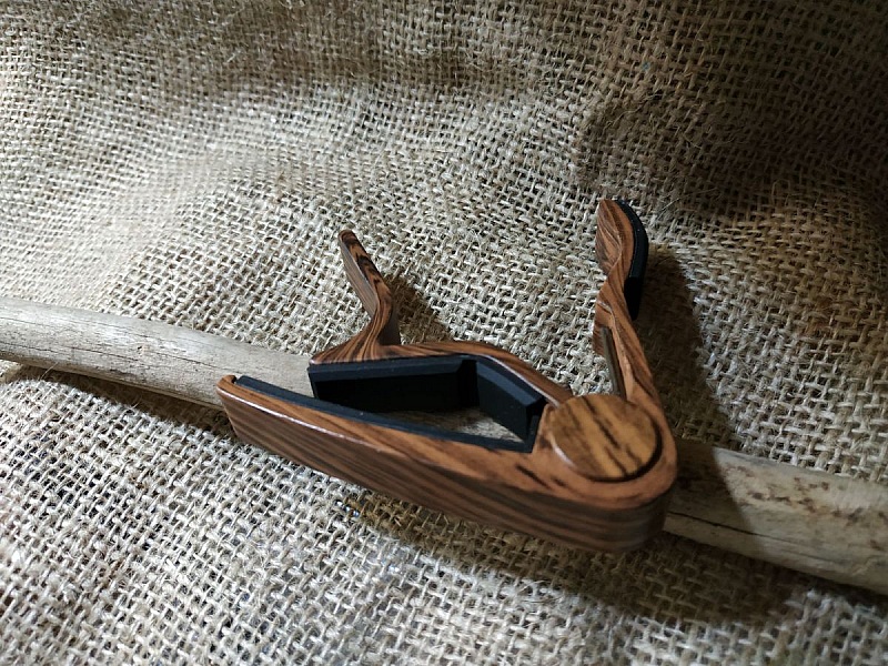 Capodastre personnalis&eacute; en aluminium couleur bois ray&eacute; grav&eacute; accessoire guitare 