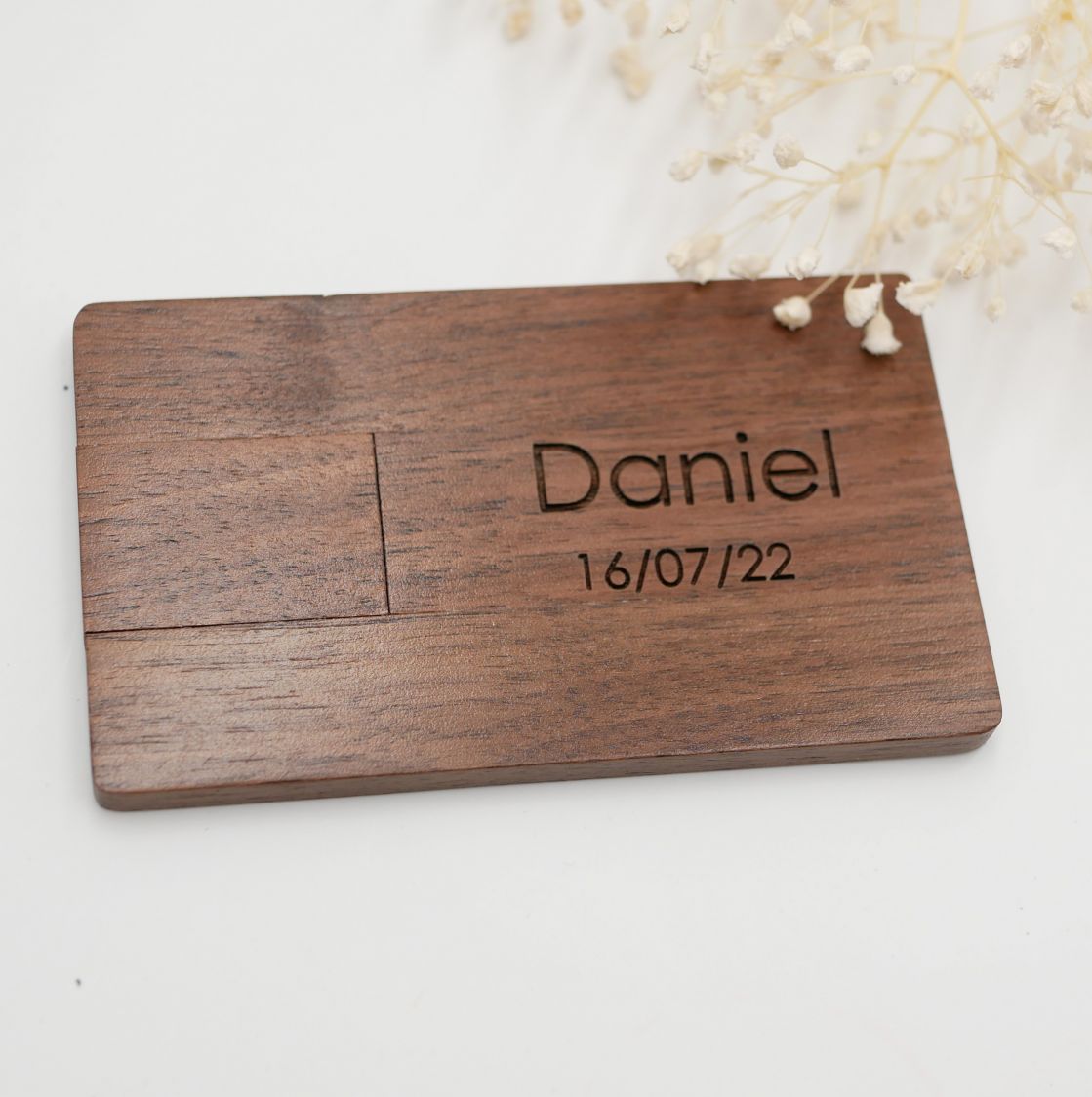 Valnøtttrekort med 32 GB USB-nøkkel som kan personaliseres ved gravering.