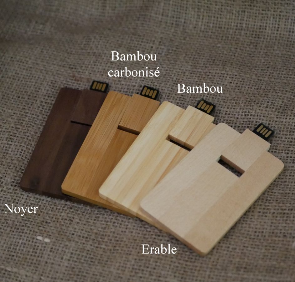 Valnøtttrekort med 32 GB USB-nøkkel som kan personaliseres ved gravering.