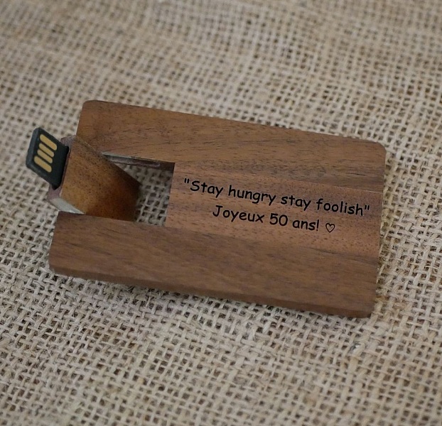 Valn&oslash;tttrekort med 32 GB USB-n&oslash;kkel som kan personaliseres ved gravering.