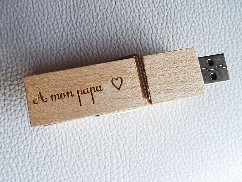 Gravert USB-n&oslash;kkel i tre for &aring; personalisere