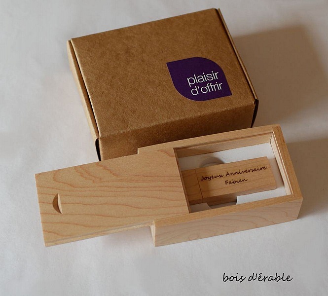 32 GB USB-pinne i en l&oslash;nnboks for &aring; personalisere