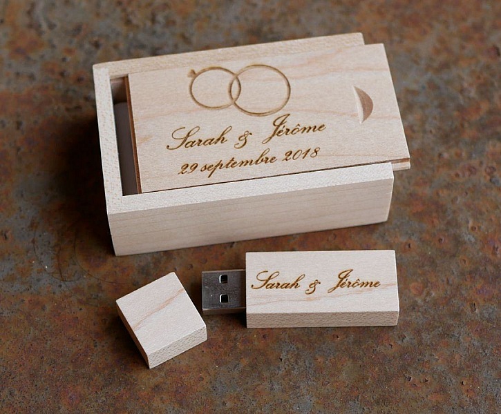 32 GB USB-pinne i en l&oslash;nnboks for &aring; personalisere