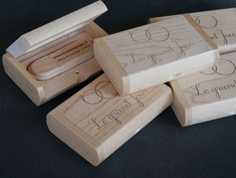 32 GB 2.0 USB-minnepinne i et tilpasset etui av lyst l&oslash;nnetre