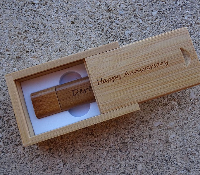 Cl&eacute; Usb 16 Go dans coffret bois bambou &agrave; personnaliser par gravure pour un mariage