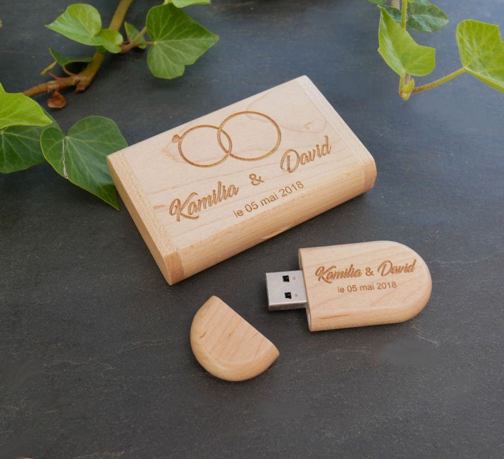 32 GB 2.0 USB-minnepinne i et tilpasset etui av lyst lønnetre
