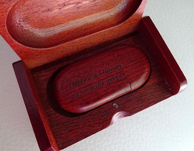 32 GB 3.0 USB-minnepinne i r&oslash;dt tre i graveringsboks