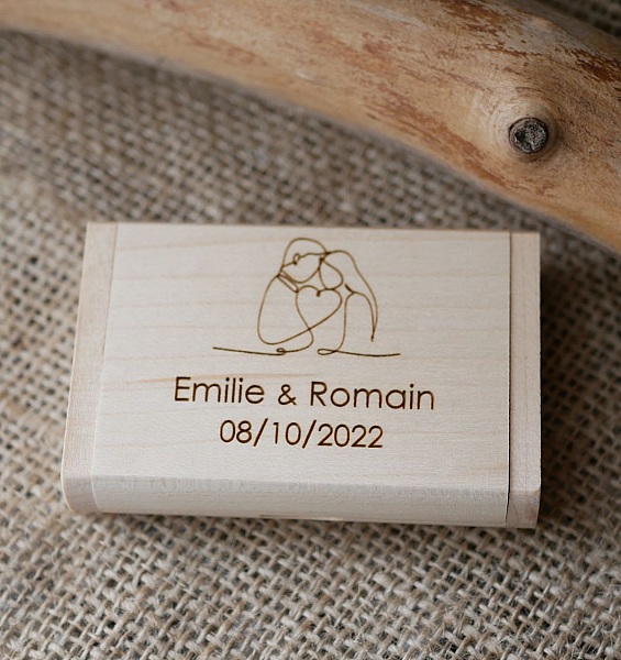 32 GB 2.0 USB-minnepinne i et tilpasset etui av lyst l&oslash;nnetre