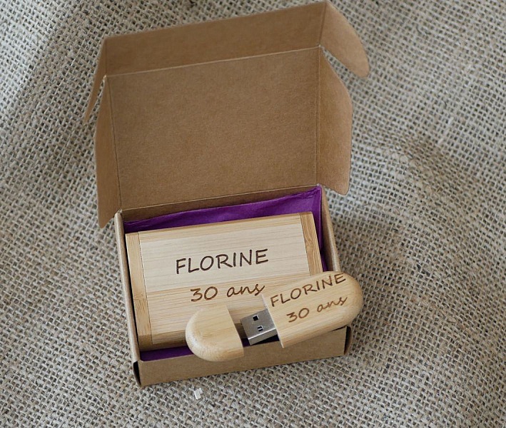 64 GB 3.0 USB-minnepinne i et spesialtilpasset etui av lyst l&oslash;nnetre