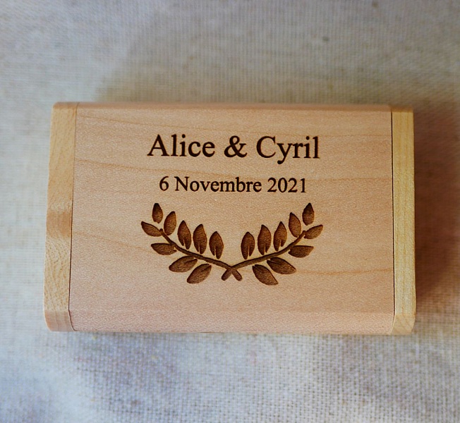 32 GB 2.0 USB-minnepinne i et tilpasset etui av lyst l&oslash;nnetre