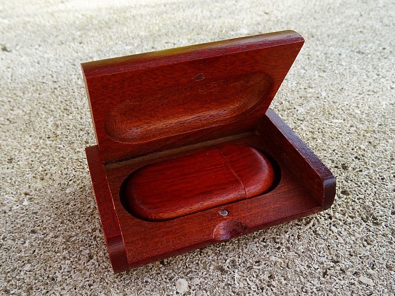 32 GB 3.0 USB-minnepinne i r&oslash;dt tre i graveringsboks