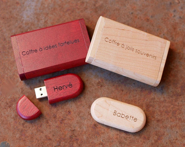 32 GB 3.0 USB-minnepinne i r&oslash;dt tre i graveringsboks
