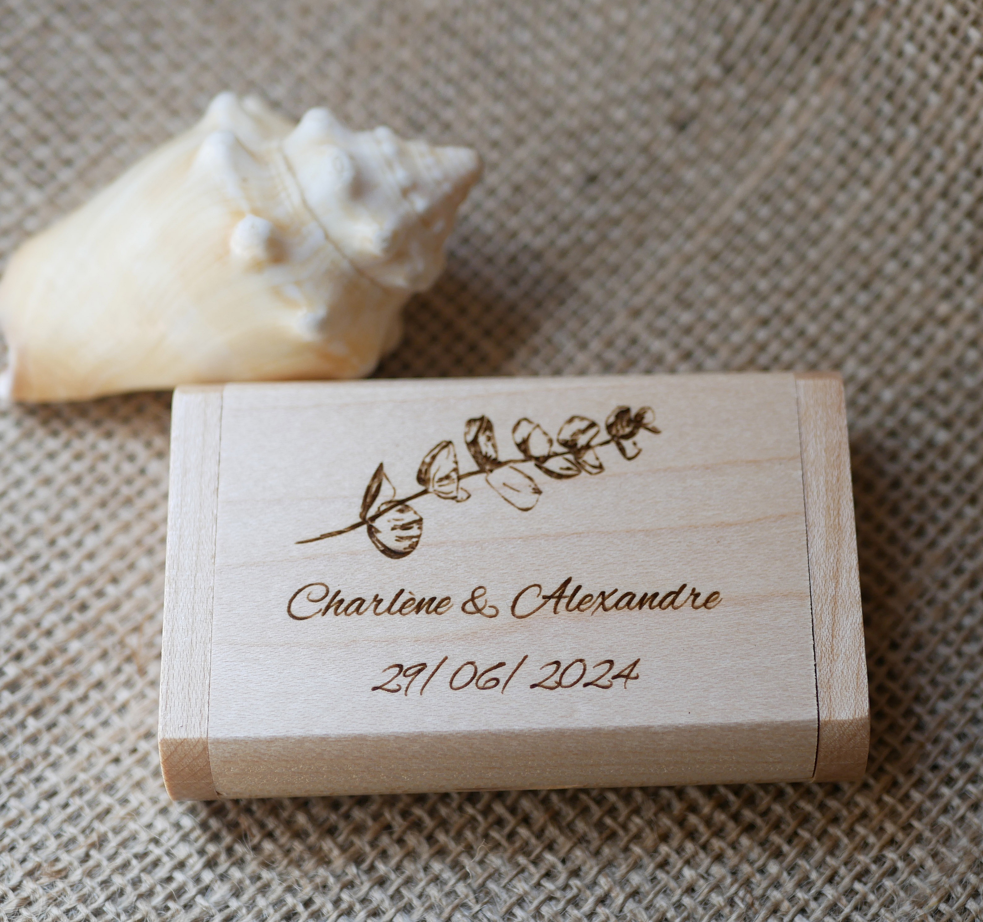 32 GB 3.0 USB-minnepinne i personlig etui i lyst l&oslash;nnetre