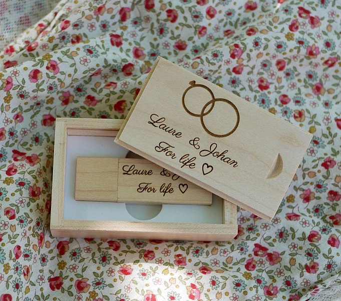 32 GB USB-pinne i en l&oslash;nnboks for &aring; personalisere